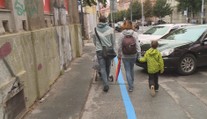 Modré zóny v Brně komplikují život chodcům. Mezi auty sotva projdou