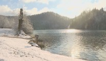 Tisíce lidí míří k Plitvickým jezerům. Zimní krajina přichystala úžasnou podívanou