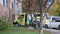 Ozbrojený muž v Oslu ukradl sanitku a najížděl do lidí, zranil i malé děti