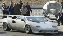Opuštěné luxusní Lamborghini stálo na mostě! Neuvěříte proč