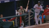Šerif byl hvězdou na baseballu. Jednou rukou zachytil zbloudilou pálku