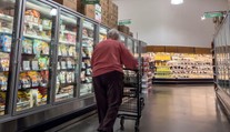 Seniorka v plném supermarketu našla způsob, jak nečekat ve frontě. Strhla se drsná hádka