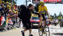 Proč sudí pomohli Froomovi? Na každého jiný metr, zlobí se rival