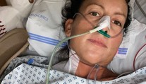 Žena porcovala kuřecí maso. Málem kvůli tomu přišla o život