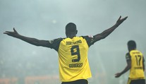 Dortmund jde na druhé místo, s Augsburgem mu stačil jediný gól