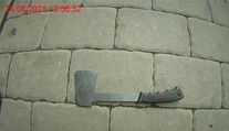 Mladík měl lidem v Brně hrozit sekyrou, pak se vrhl na strážníky!