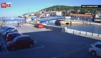 VIDEO: Řidička dupnula na plyn a přeletěla otevřený most!
