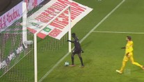 Zesměšnil soupeře a dostal žlutou! Kuriózní gól zavinil i český gólman
