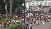 Protestující v Hongkongu poničili úřad Číny. Policie užila slzný plyn
