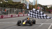 Bída mclarenů v Baku: Piastri havaroval, Norris sedmý. Vládl Verstappen