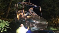 Řidič vlétl do lesa, ve zničeném autě neměl šanci přežít