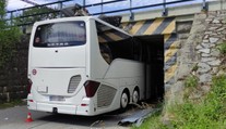 Autobus vjel na Českokrumlovsku do mostu. Přišel o většinu střechy a zasekl se