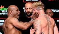 Tyson dal soupeři při staredownu facku. Teď je to osobní. Musí zemřít, zuří Paul