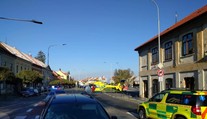 Řidička usnula, na chodníku srazila matku s kočárkem a malými dětmi