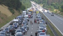 Čeští řidiči nevědí, jak dojíždět kolony. Zopakujte si základní pravidla