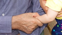 Prarodiče tajně otestovali DNA vnuka. Nevěřili mojí ženě, tvrdí zdrcený otec