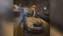 Pražští policisté řeší poničená služební auta. Lidé si na nich vybíjejí zlost