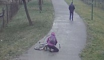 Muž sledoval zraněnou ženu! Nepomohl jí a šel pryč. VIDEO