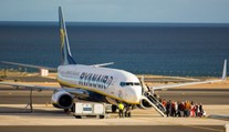 Pilot otočil let na Kanáry kvůli opilým pasažérům. Zasahovala i policie