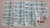 Žena našla pod lavičkou v Brně ledvinku. Bylo v ní přes 100 tisíc korun
