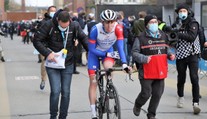 Nemáš mozek! Cyklista byl po střetu pořádně vytočený. Co na to říká UCI?