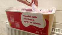 Na záchodech v desítkách škol budou menstruační potřeby. Projekt se osvědčil