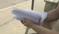 Čekal na autobus, našel tajné dokumenty. Británie řeší obří skandál