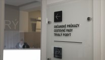 Politici diskutují o útlumu rodných čísel. Lidé by to nepoznali, tvrdí Bartoš