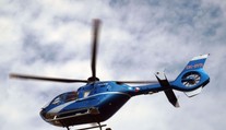 Hledaný muž utekl záchodovým okénkem, hledal ho policejní vrtulník