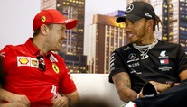 Ferrari ho drtí, Hamilton potřebuje radu od jiné legendy F1