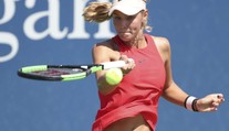 Vítězka Wimbledonu skončila kariéru ve 20 letech. Teď dráždí lechtivými snímky