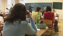 Školní třída je nebezpečnější než festival o 100 lidech, tvrdí vláda