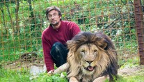 "V kleci ho zamkli," tvrdil o majiteli lvů otec. Policie řekla, jak to bylo