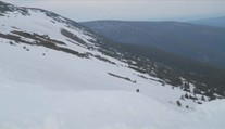 Na hřebenech hor je stále mnoho sněhu. Krkonoše hlásí první lavinový stupeň