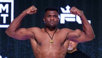 Ngannou při návratu drtivě vyhrál. Pak emotivně vzpomněl na zesnulého syna