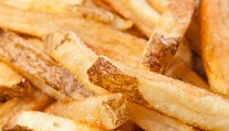 Neuvěřitelný nález při opravě domu: Ve zdi byla 60 let stará pochoutka