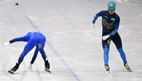 Místo pádu úsměvný manévr. Bruslař skončil v cíli pozadím napřed