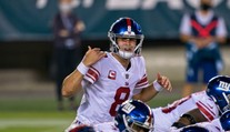 Komický pád! Místo touchdownu se skácel k zemi, pobavil i spoluhráče