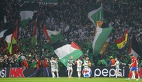 Vzdorovali klubu. Fanoušci v Celtic Parku vztyčili palestinské vlajky