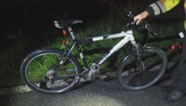 Záhada mrtvého cyklisty i šofér na útěku. Víkend na silnicích byl rušný