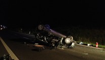 DĚSIVÁ HAVÁRIE: Auto skončilo po nehodě u Velvar na střeše!