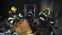 Svíčka shořela i s celým bytem! Hasiči z domu evakuovali 12 lidí