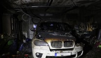 Kruté předvánoční probuzení. Požár zničil rodinný dům i auta