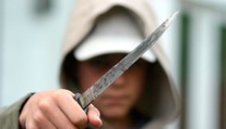 Lupič přepadl a pobodal taxikáře. Ten ho zastřelil nelegální zbraní