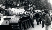 "Jdi domů, Ivane! Go home, Russia!" Úřad vlády si připomíná výročí okupace