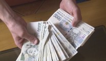 Žena naletěla falešnému námořníkovi a přišla o miliony. Zadlužila i své známé