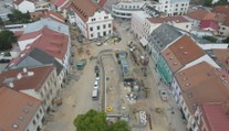 Rekonstrukce centra Velkého Meziříčí nabírá zpoždění. Podnikatelé i řidiči zuří