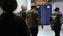 USA hromadně deportují Ukrajince. Některé převáží rovnou na frontu