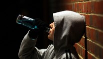 Pomohl školákovi k alkoholu. Ten namol opilý zůstal ležet na ulici