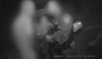 Ničil zaparkovaná auta a vyhrožoval strážníkům. Muž skončil v poutech